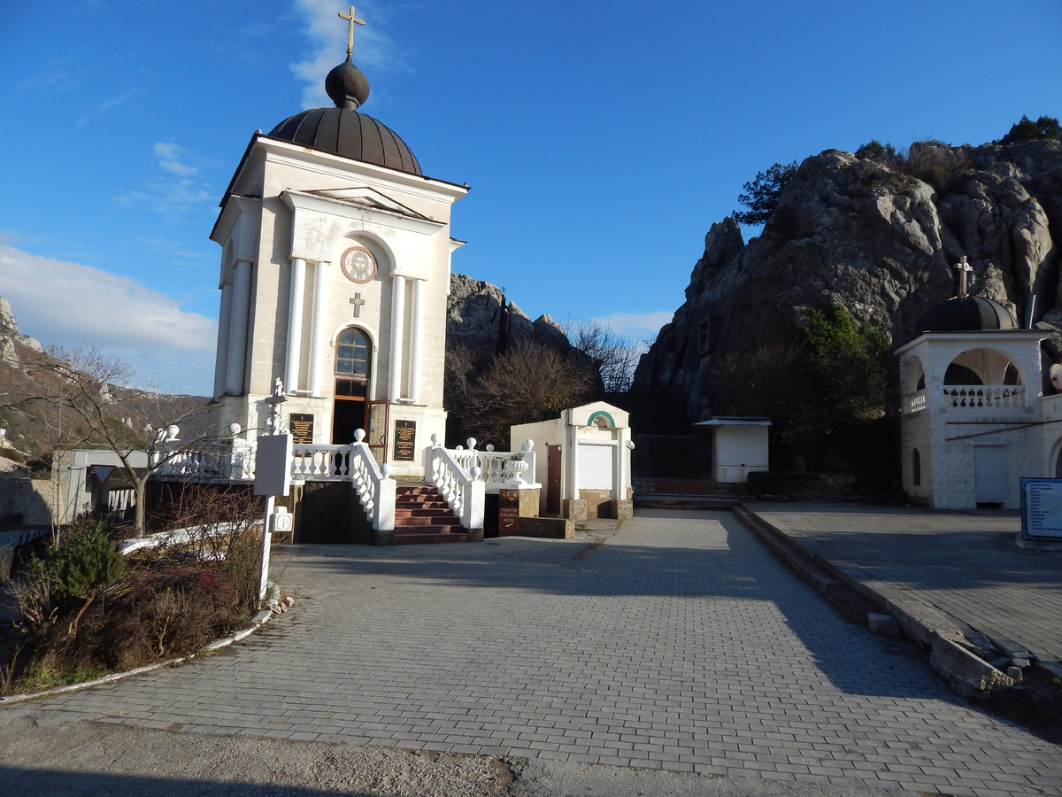 Справа от церкви проход на смотровую. Январь 2026г.