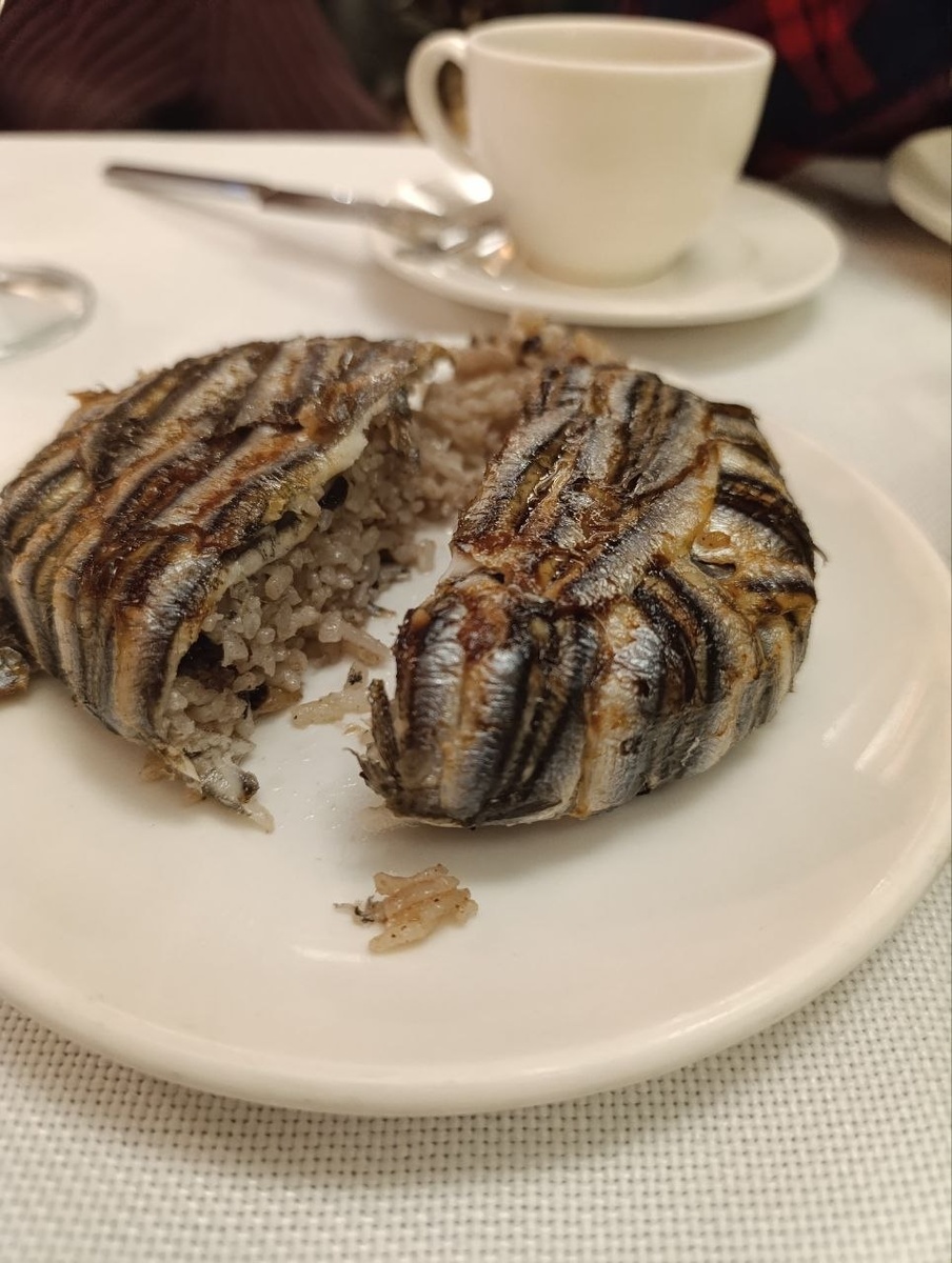 Плов из Хамсы (Hamsili pilav): Разделанные рыбки плотно покрывают особый "плов" с мелким изюмом и орешками.