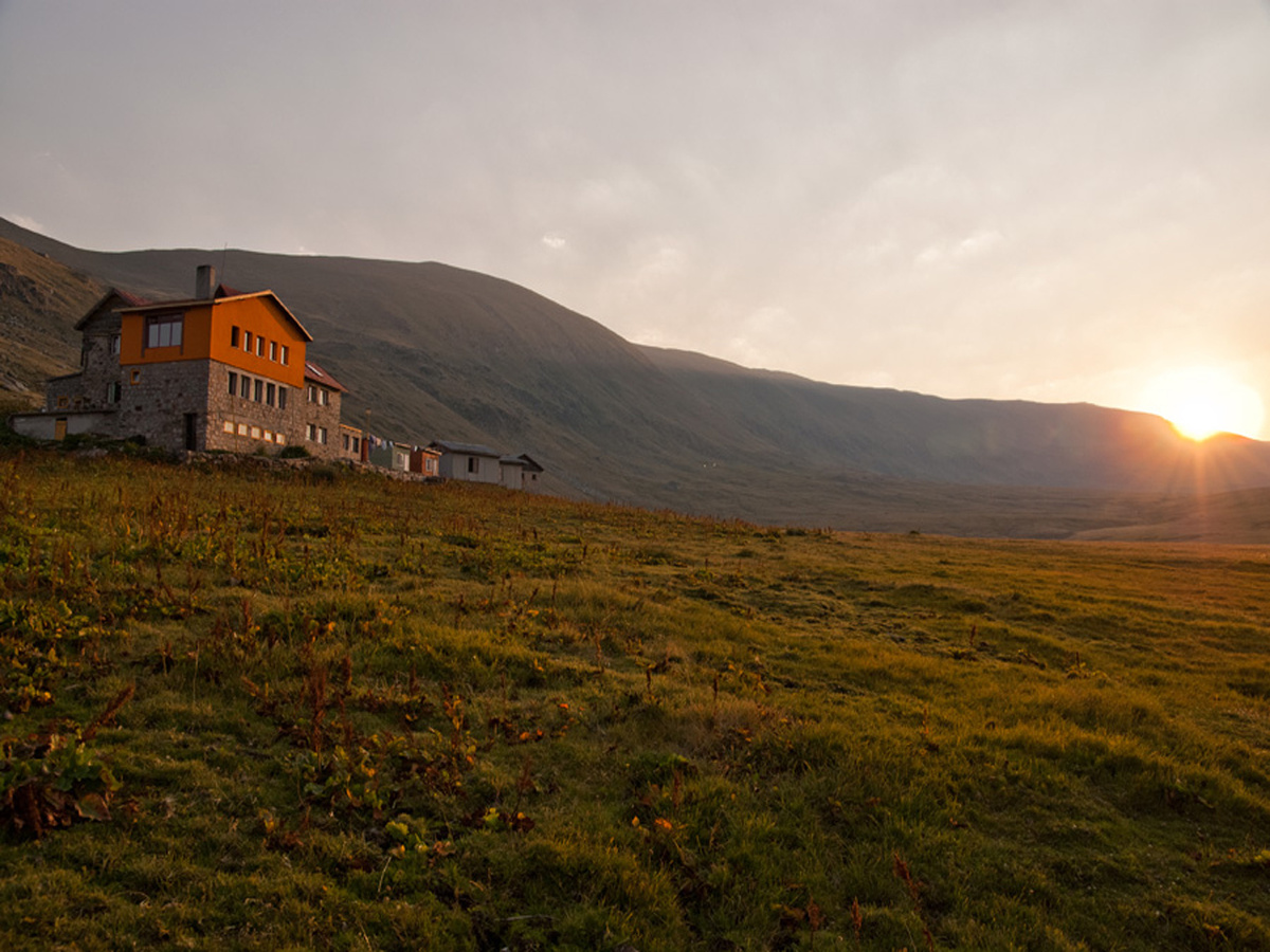 Хижа Иван Вазов. Зимой там мноооого снега. 