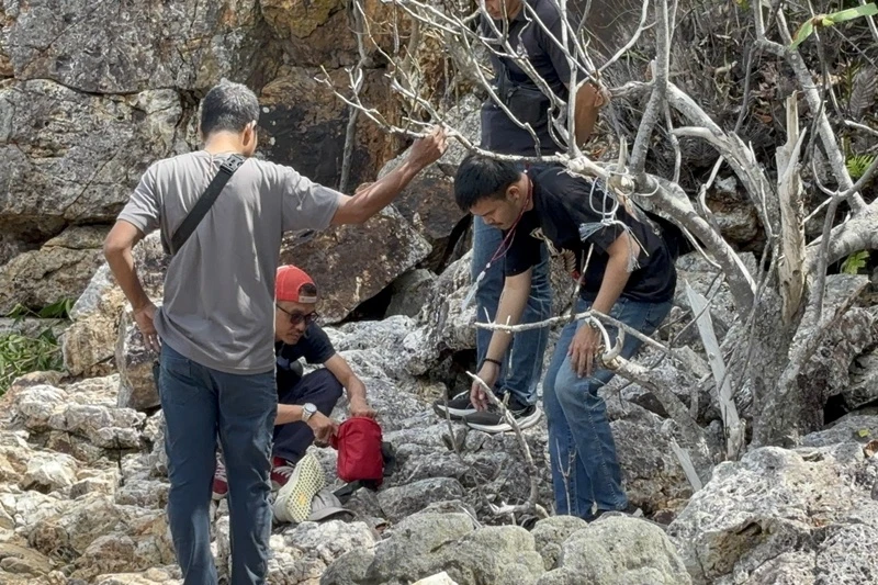 В руке была крепко зажата сломанная ветка. 