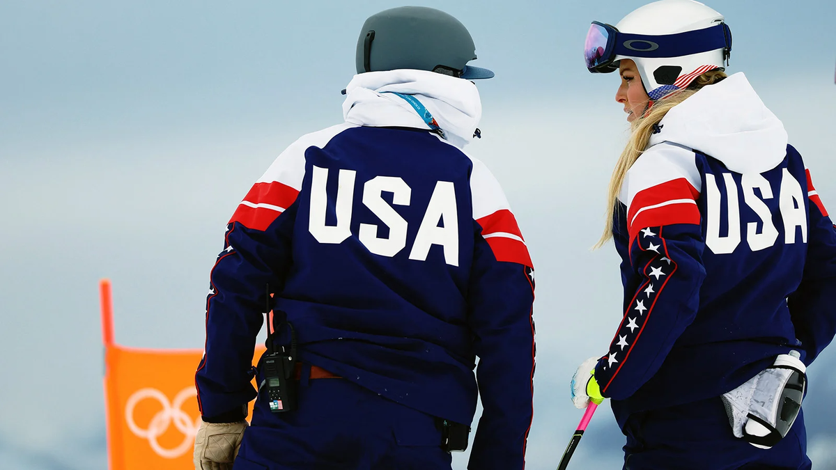 Линдси Вонн (справа) во время тренировки по скоростному спуску среди женщин, Италия, 06 февраля 2026 года. (Фото Reuters)