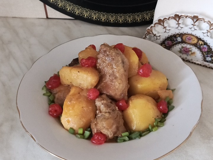 Тушёная свинина с картофелем и яблоками