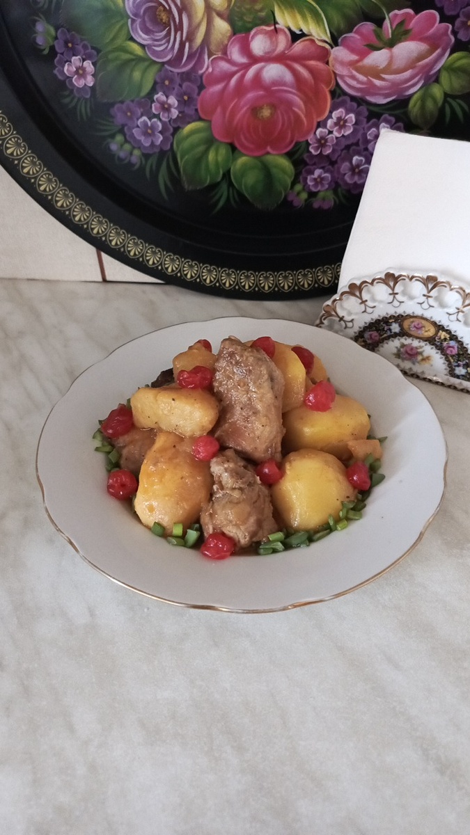 Тушёная свинина с картофелем и яблоками. Фото автора.