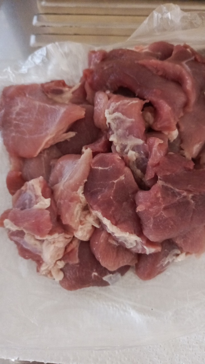 Нарезать свинину кусочками произвольно. Фото автора.