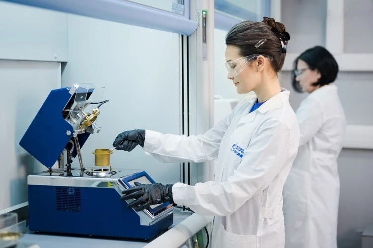    Рецептуру разрабатывали специалисты Газпромнефти из Центра промышленных инноваций в Санкт-Петербурге. Источник изображения: msk.kp.ru