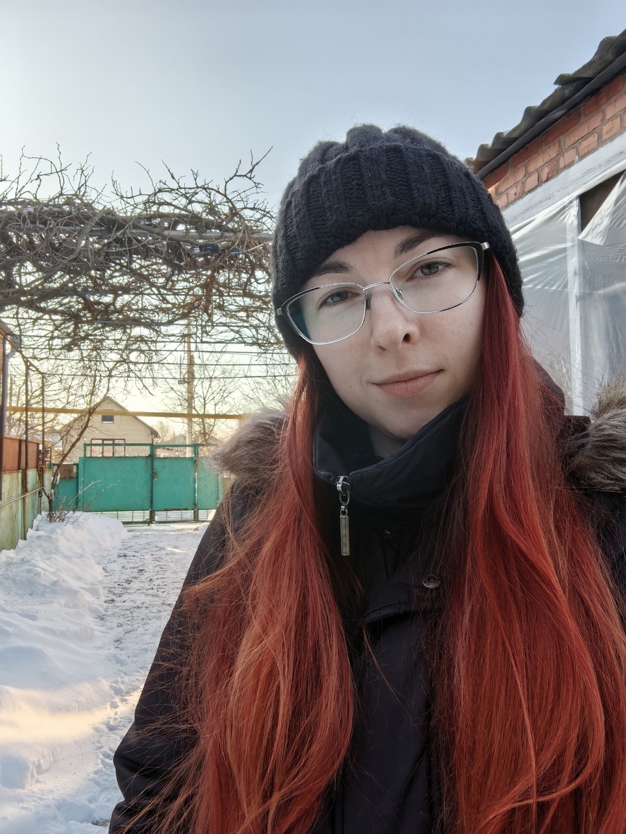 Снег за мной лежит уже третью неделю. И так по всей улице. 