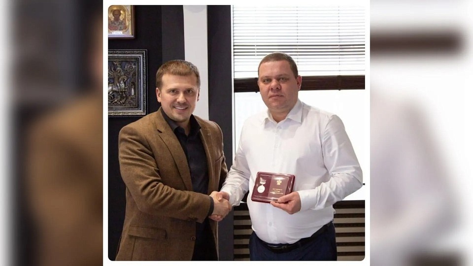    Минтранс Кубани вручил награду вице-мэру Краснодара Архипову. Фото: t.me/deptrans_krd
