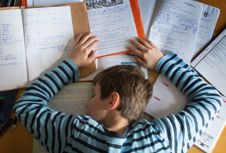 Родители против школы: почему дети перестают делать домашку