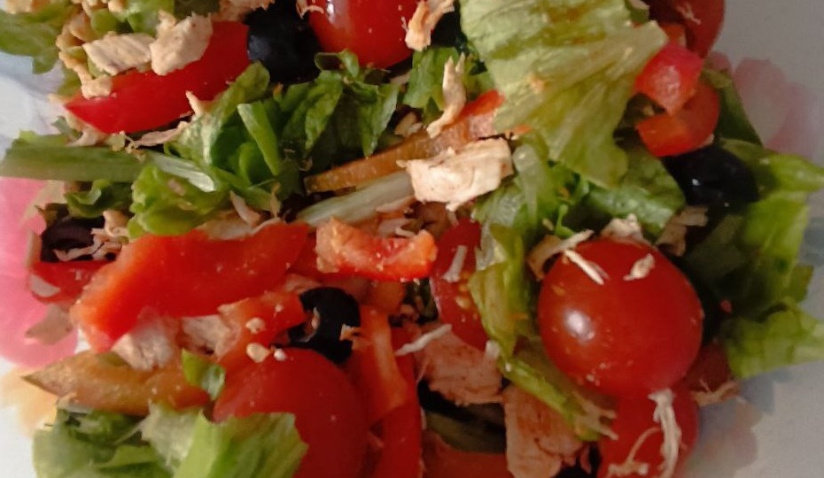 Овощной салат с куриной грудкой