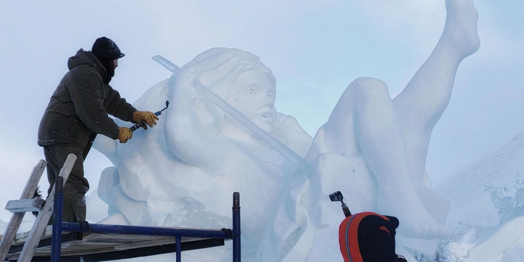 Снежные гиганты и ледяной драйв: Всё о фестивале «Снеголёд» и конкурсе «Бешеная пила»