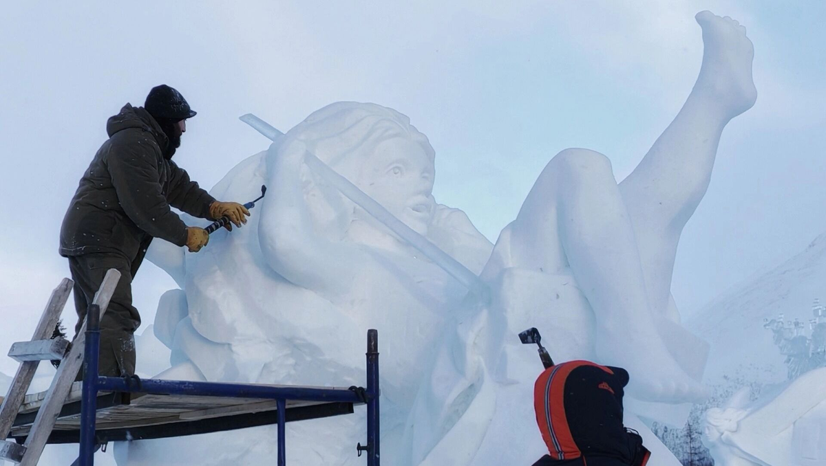 Процесс создания снежной скульптуры