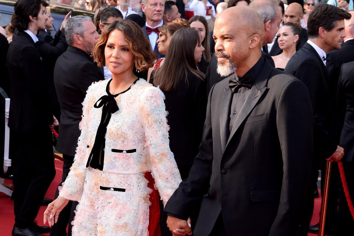    Холли Берри и ее жених Ван Хант LEGION-MEDIA