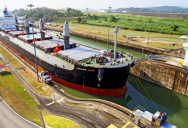 Судно проходит Панамский канал