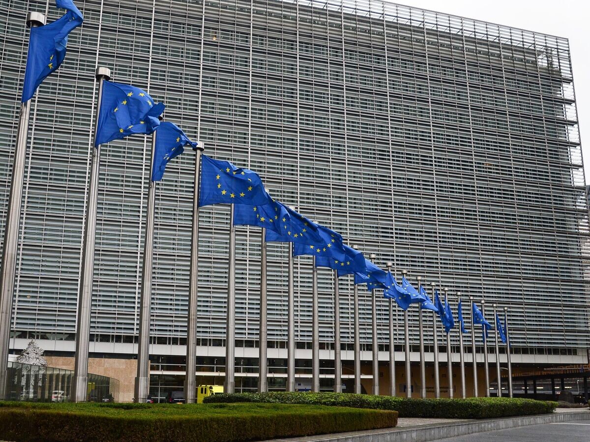    Флаги с символикой Евросоюза у здания Еврокомиссии в Брюсселе | © РИА Новости / Алексей Витвицкий
