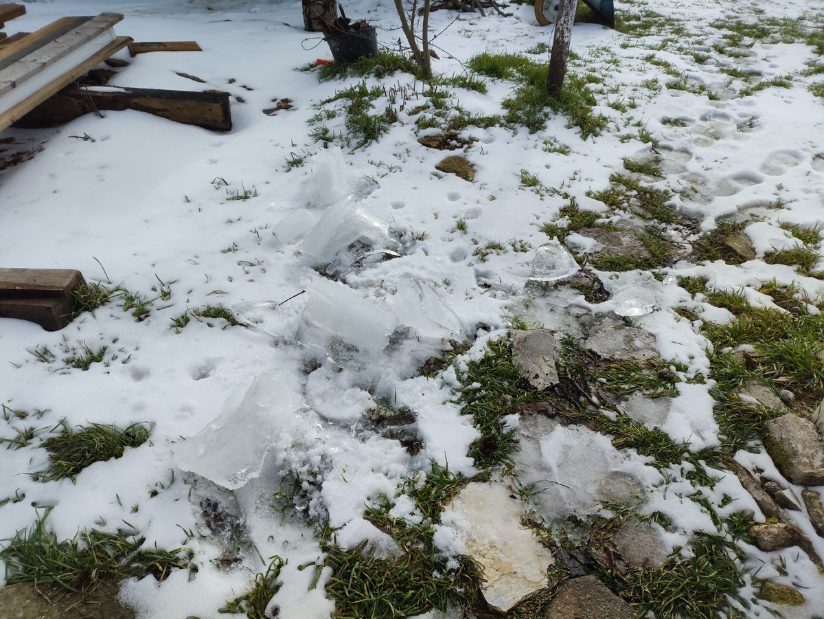 Куски льда из бочки