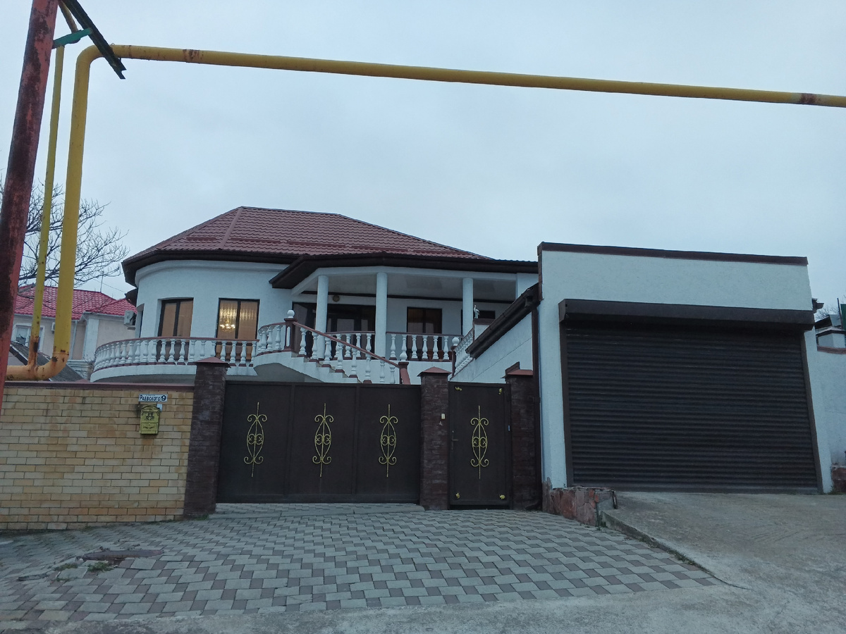 А это помпезный домик настораживает... А вдруг это очередная гостиница... Фото Галины Малышевой.