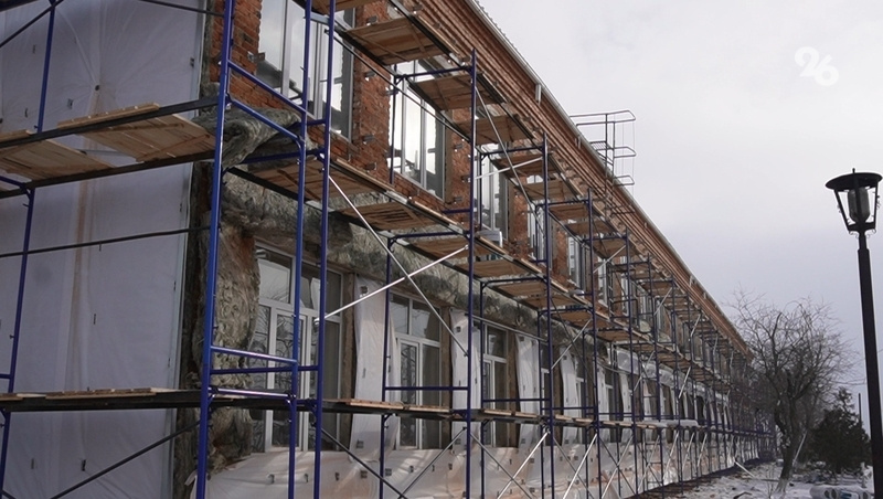    Двухэтажное здание начали ремонтировать менее месяца назад Фото: Артём Хорошилов / / ИА «Победа26»