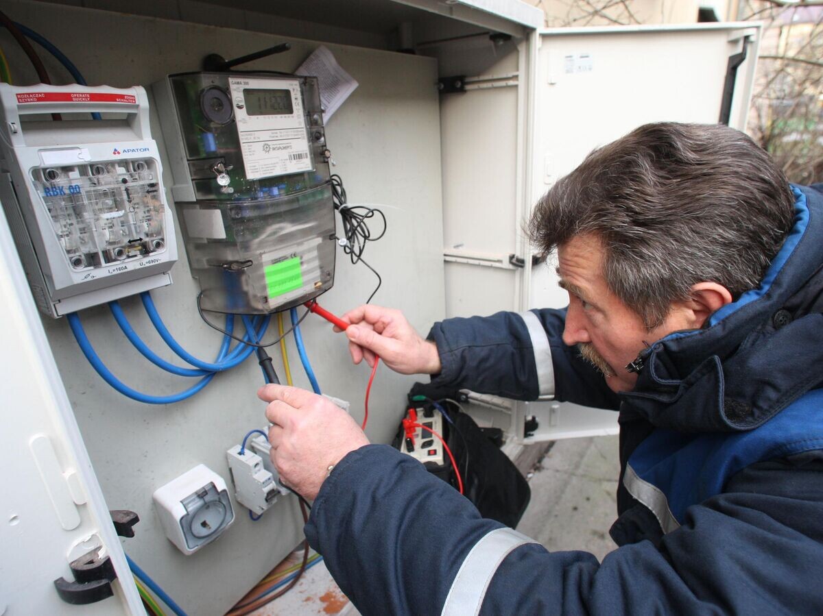    Проверка общедомового прибора учета потребления электроэнергии | © РИА Новости / Игорь Зарембо