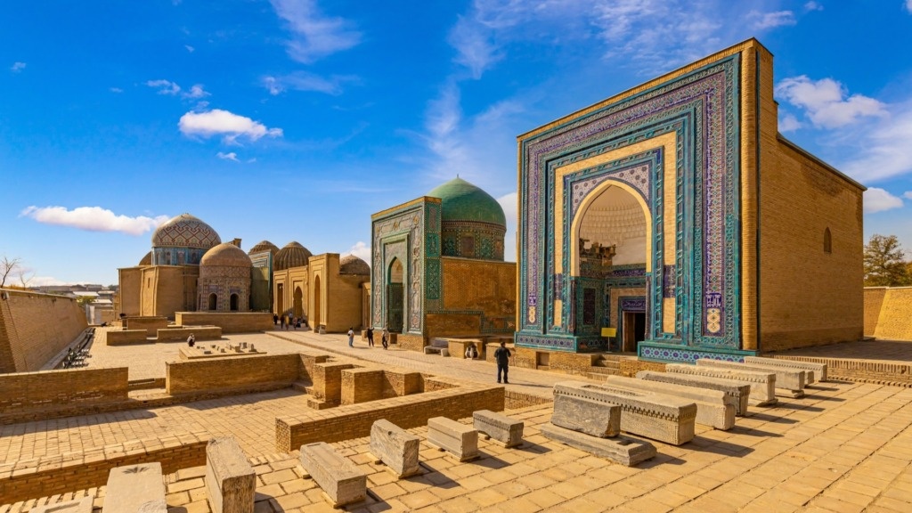    На двух порталах комплекса Шахи-Зинда сохранилась оригинальная мозаика, однако надписи с именами захоронений до сих пор остаются неизвестными.