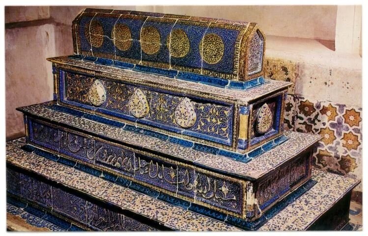    Надгробие Кусама ибн Аббаса покрыто расписными керамическими плитками, а по бокам золотой каллиграфией выведен фрагмент из Корана.