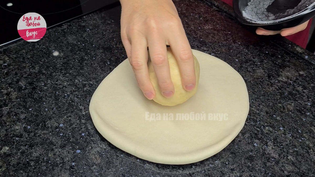  шарика теста раскатаный — матовый «водный» и шарик теста желтоватый «масляный»