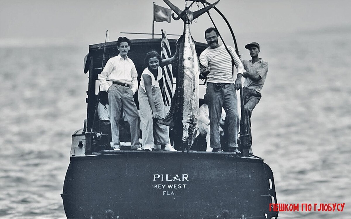 Хемингуэй на своей яхте с друзьями