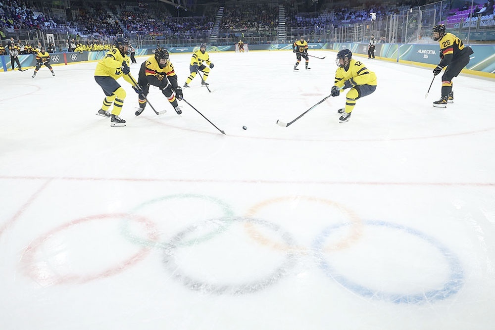    Женские сборные Швеции и Германии на Олимпийских играх 2026 года. / Jamie Squire/Getty Images