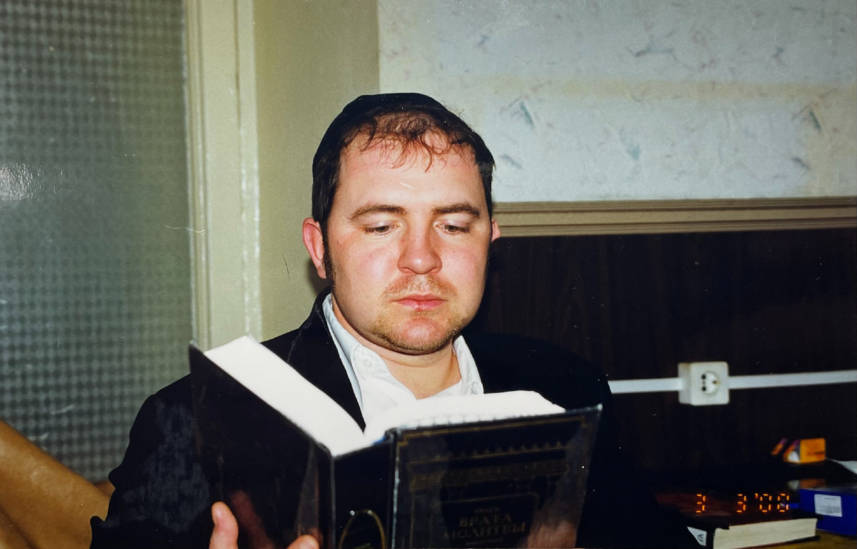 Август Котляр погружается в молитвенный контакт со Всевышним. Колель "Торат Хаим", 3 марта 2000 года. Он просит у Бога Мудрости, начало которой - Страх Божий. Читайте Притчи.  