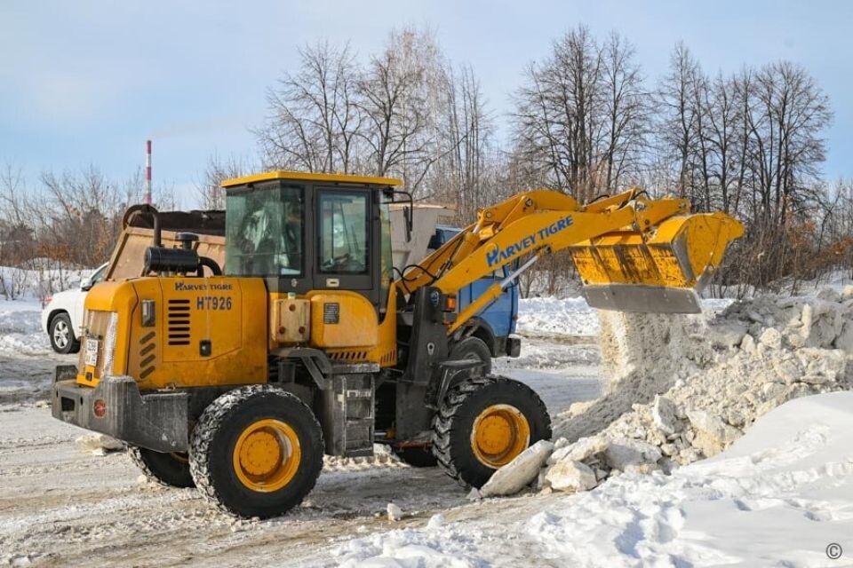    Уборка снега в Барнауле. Источник: t.me/barnaul_org