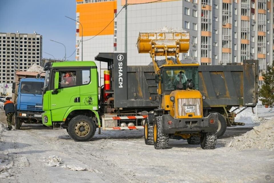    Уборка снега в Барнауле. Источник: t.me/barnaul_org