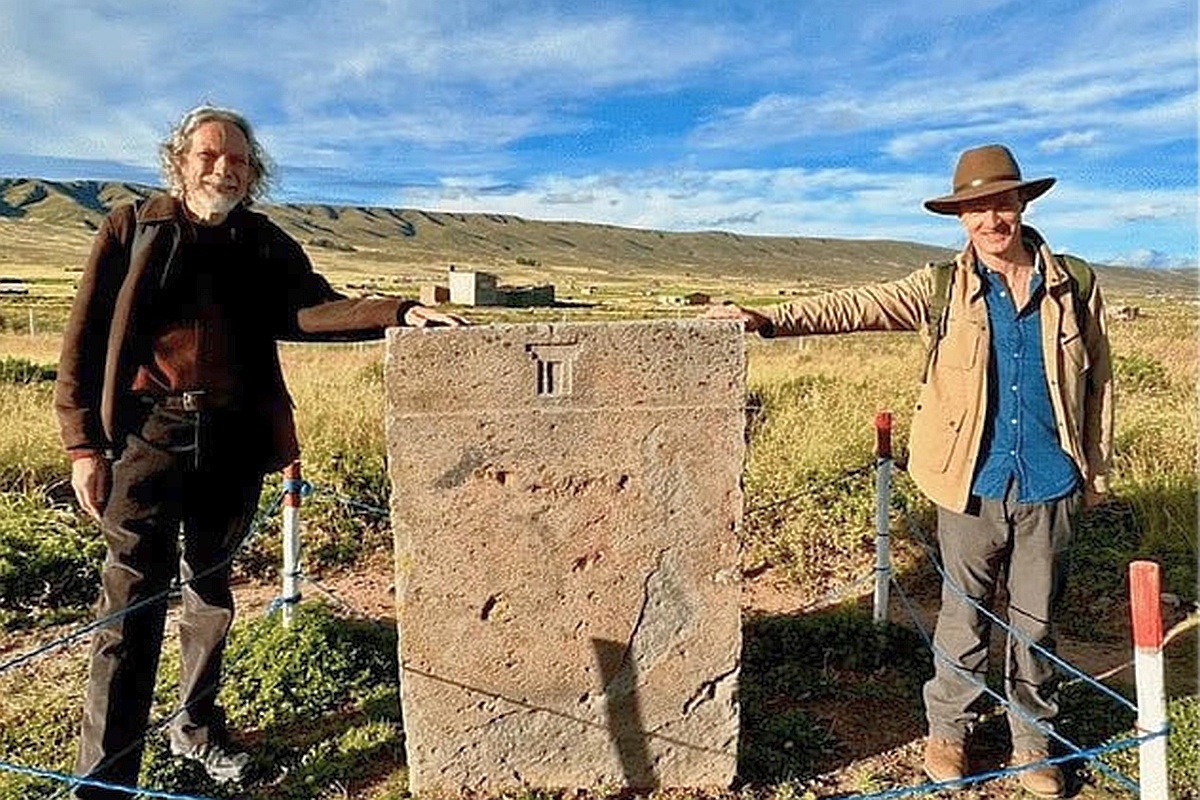    Мэтью Лакруа (на фото справа) уверен, что Т-образные формы на древних рельефах, ступенчатые и перевернутые пирамиды, а также изображения львов - указывают на единую традицию, якобы существовавшую 38-40 тысяч лет назад. / dailymail.co.uk