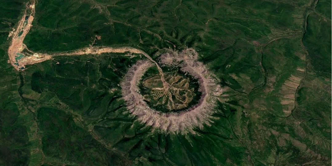 В тайге нашли гору, которая выглядит слишком правильной для обычного природного объекта