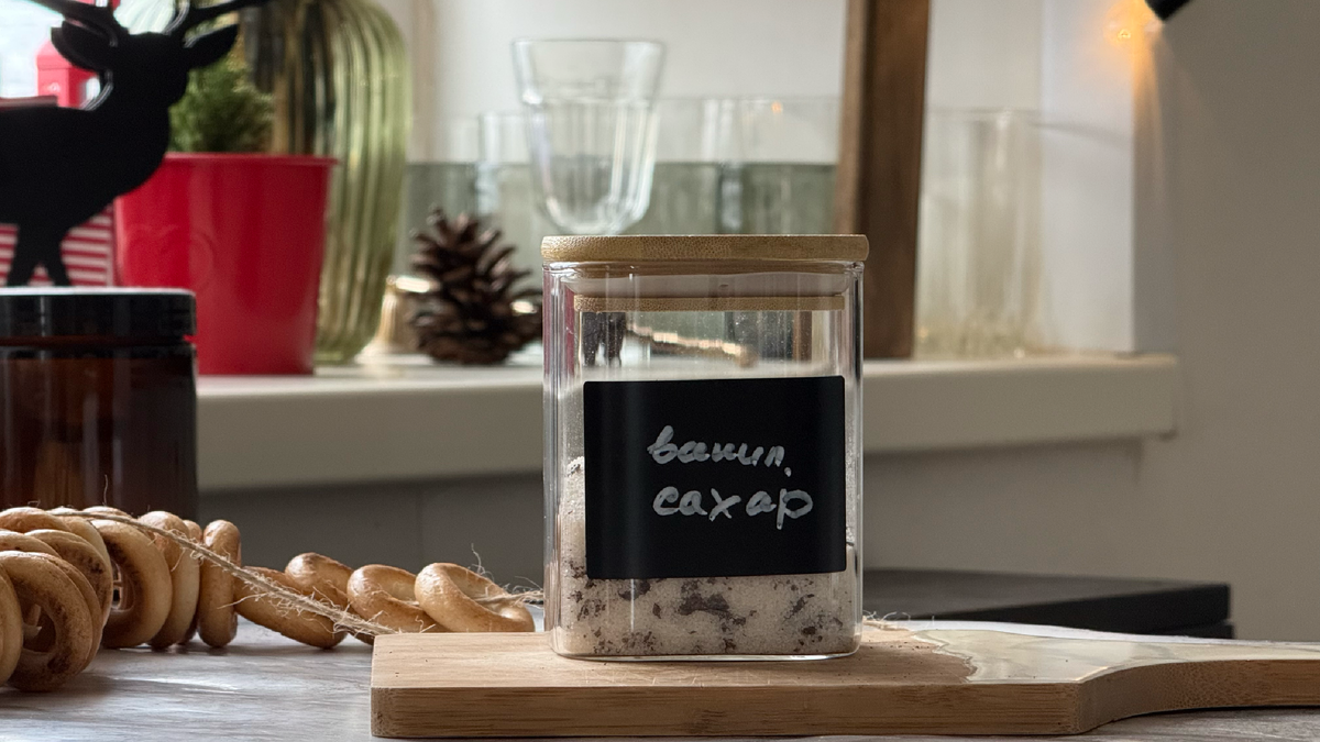 Иногда могу посыпать кофе или какао вот таким сахаром – это ванильный сахар, который я делала дома сама (намного дешевле, чем покупать готовый) 