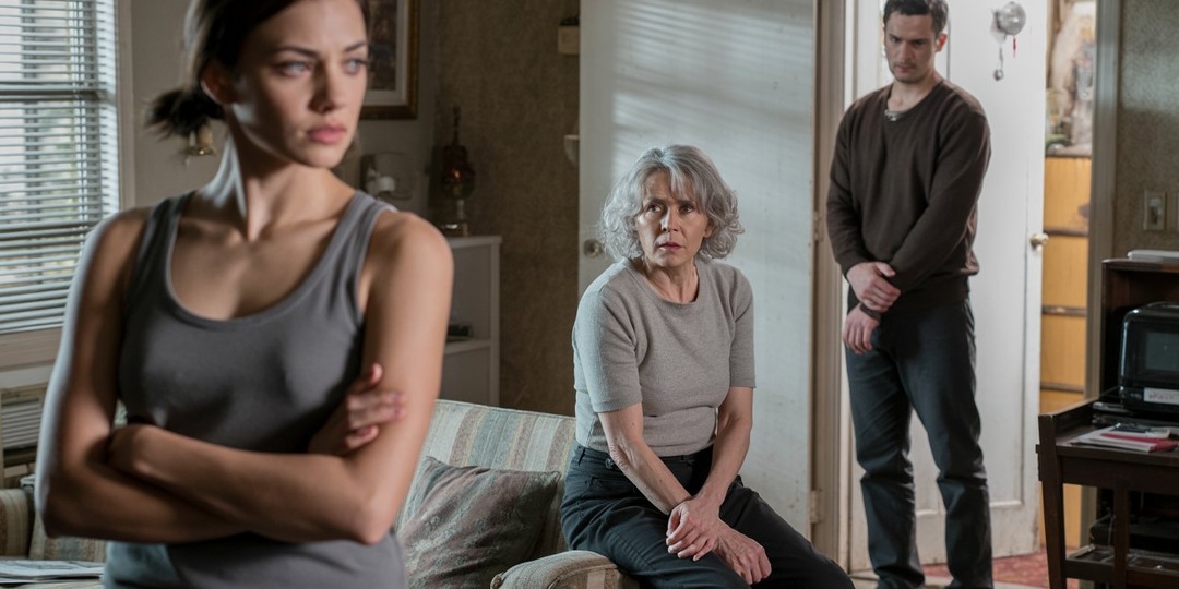 — Я считаю, что одну квартиру ты обязана подарить мужу, — наставляла Аллу свекровь