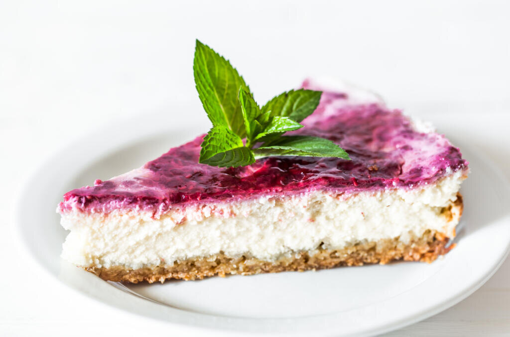    raspberry cheesecake with mint leaves on white background,concept, confectionery Журналист