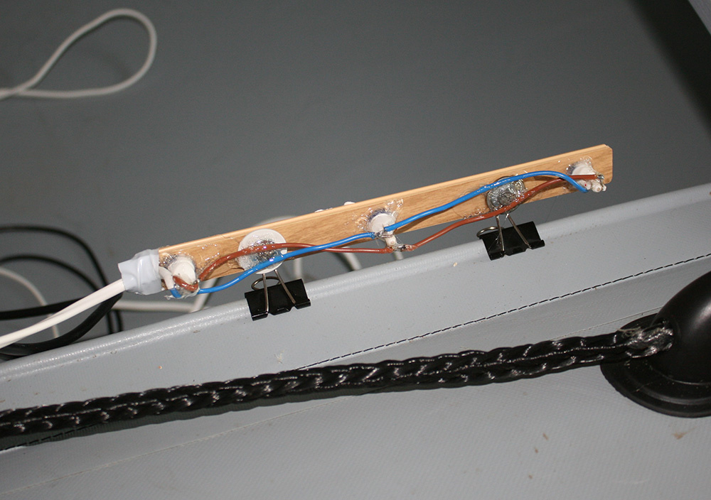 Закреплённый на лодке светильник