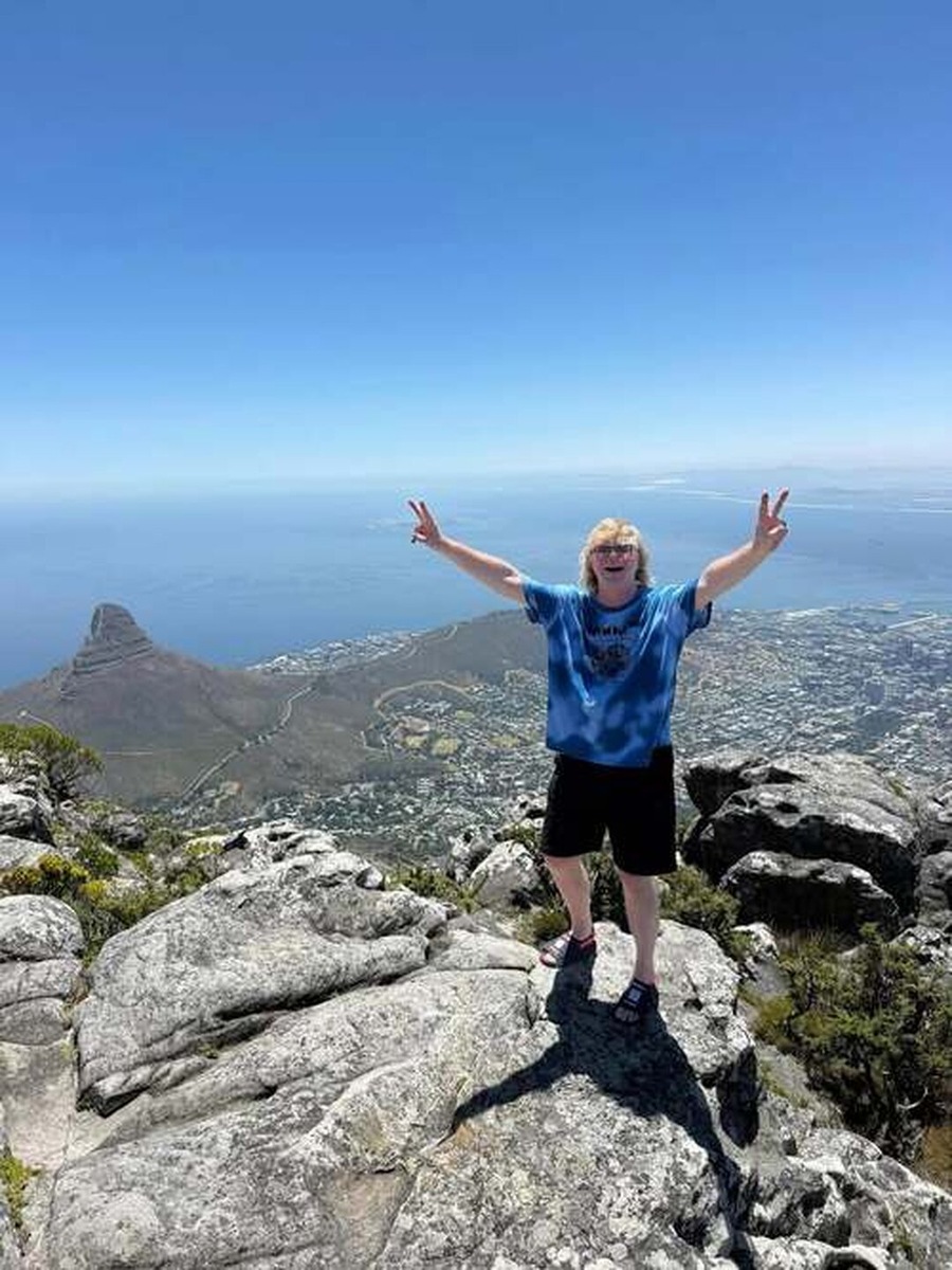  📷    alt="РАДИО ХитFM">Андрей Григорьев‑Апполонов также поднялся на Столовую гору — визитную карточку Кейптауна. Однако его путь оказался не таким простым. «В последний день отпуска мне удалось попасть на Столовую гору! Из‑за постоянных сильных ветров она неделю была закрыта для посещения», — рассказал артист.Местные жители верят: гора «пускает» к себе не каждого. Её капризный характер, проявляющийся в резких изменениях погоды и шквалистых ветрах, действительно превращает подъём в своеобразное испытание.«Говорят, что гора пускает не всех! Мне круто повезло», — с благодарностью отметил Андрей Григорьев‑Апполонов.