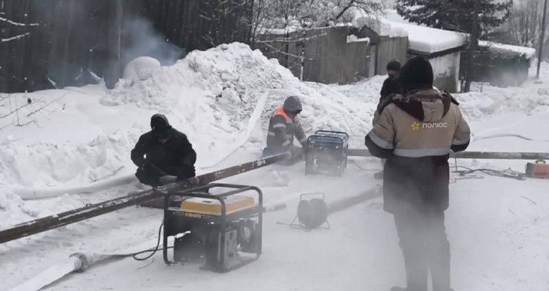 Быстро выяснилось, что собственными силами коммунальщики Бодайбо аварию не ликвидируют. В город приехали ремонтные бригады из соседних районов. ФОТО безформата