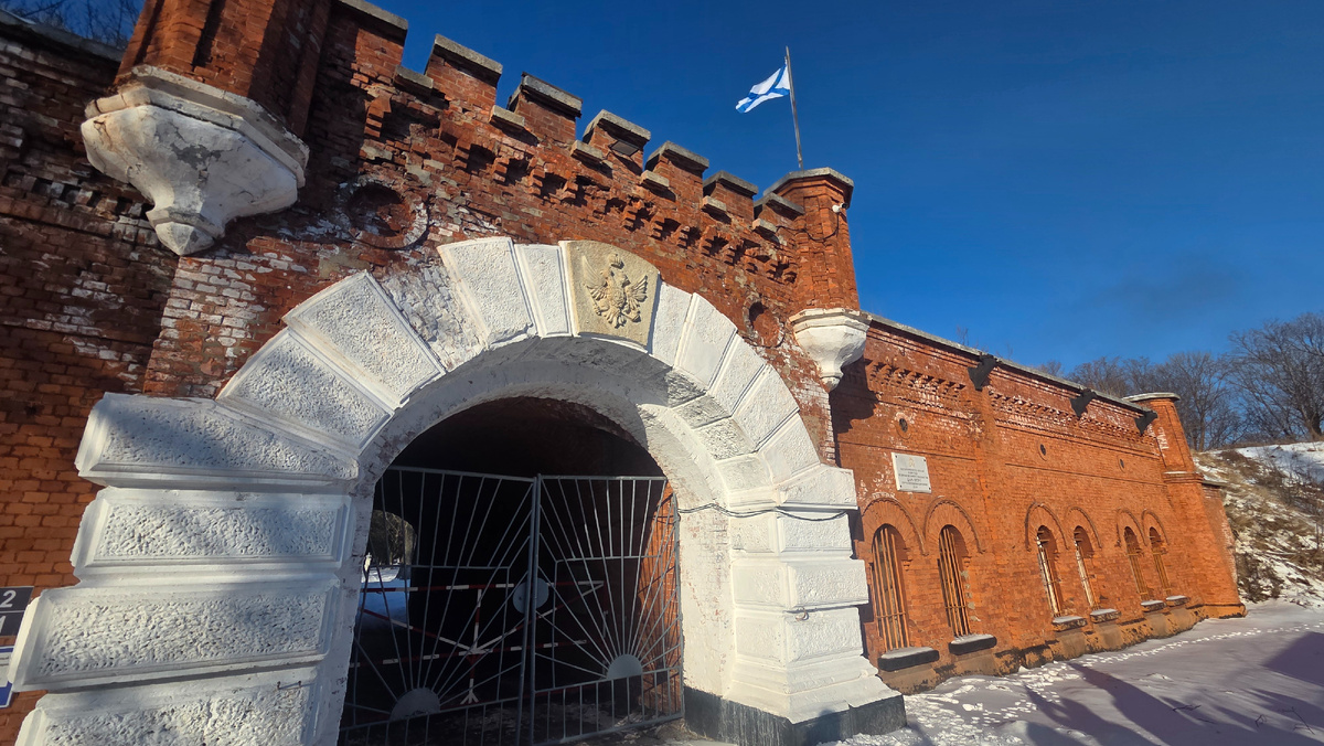 Входная группа крепости с флагом Балтийского флота
