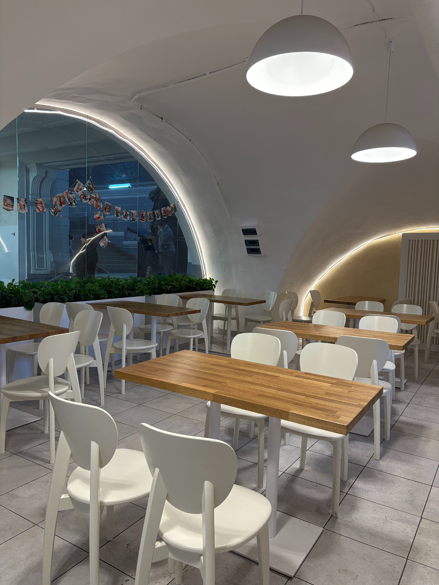 В подвальном этаже расположен гардероб, кафе и магазин.
Гардероб ничем не примечателен - работает нормально.