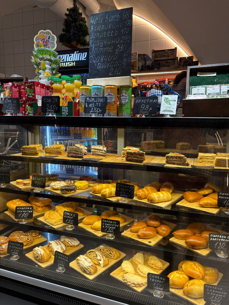 Кафе хорошее. Недавно сделали ремонт и внутри стало светло, современно и наполнено. Еды всякой по немногу: поштучная жвачка, мороженное, пирожки - красочно и не банально. Кофе и чай спасли от холода залов, булочки от голода). Ценник стандартный для туристических мест.