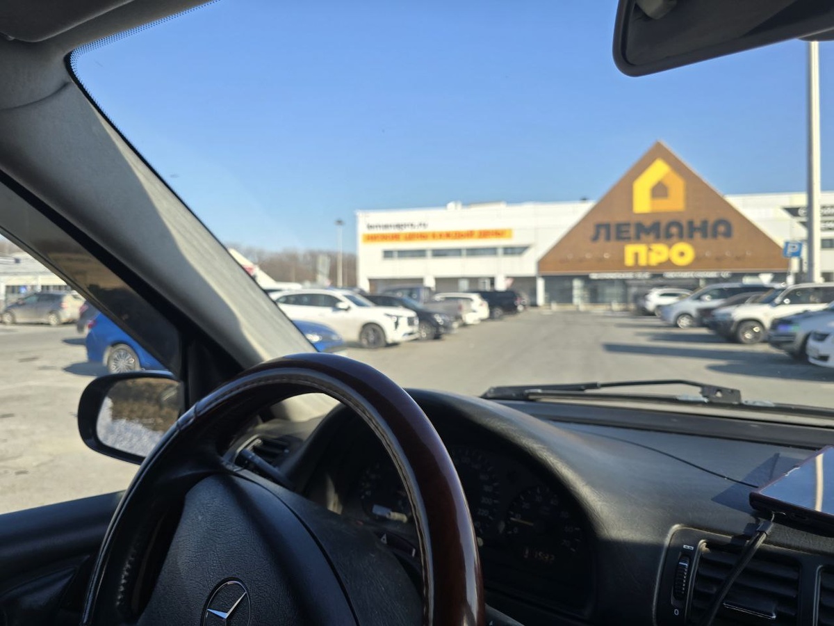 Куча машин на парковке выдают близость к цивилизации:)