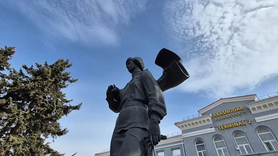    В аэропорту Краснодара прошли памятные мероприятия в честь летчицы Бершанской. Фото: пресс-служба администрации Краснодар