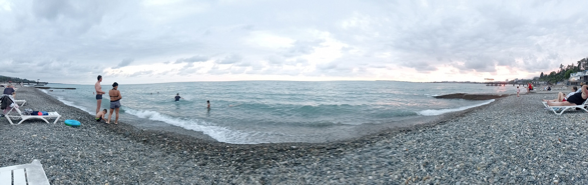 Берег, на котором расположен отель "Айтар Море". Фото сделано в панорамном режиме