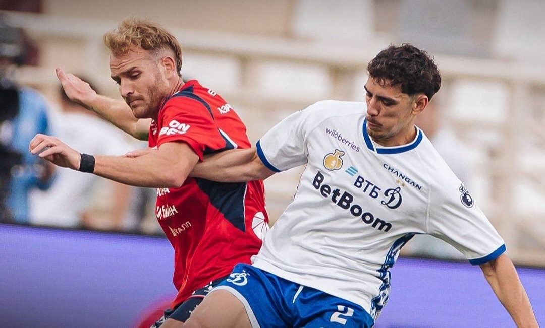    Нападающий ЦСКА Лусиано Гонду и защитник «Динамо» Николас Маричаль.ФК «Динамо»