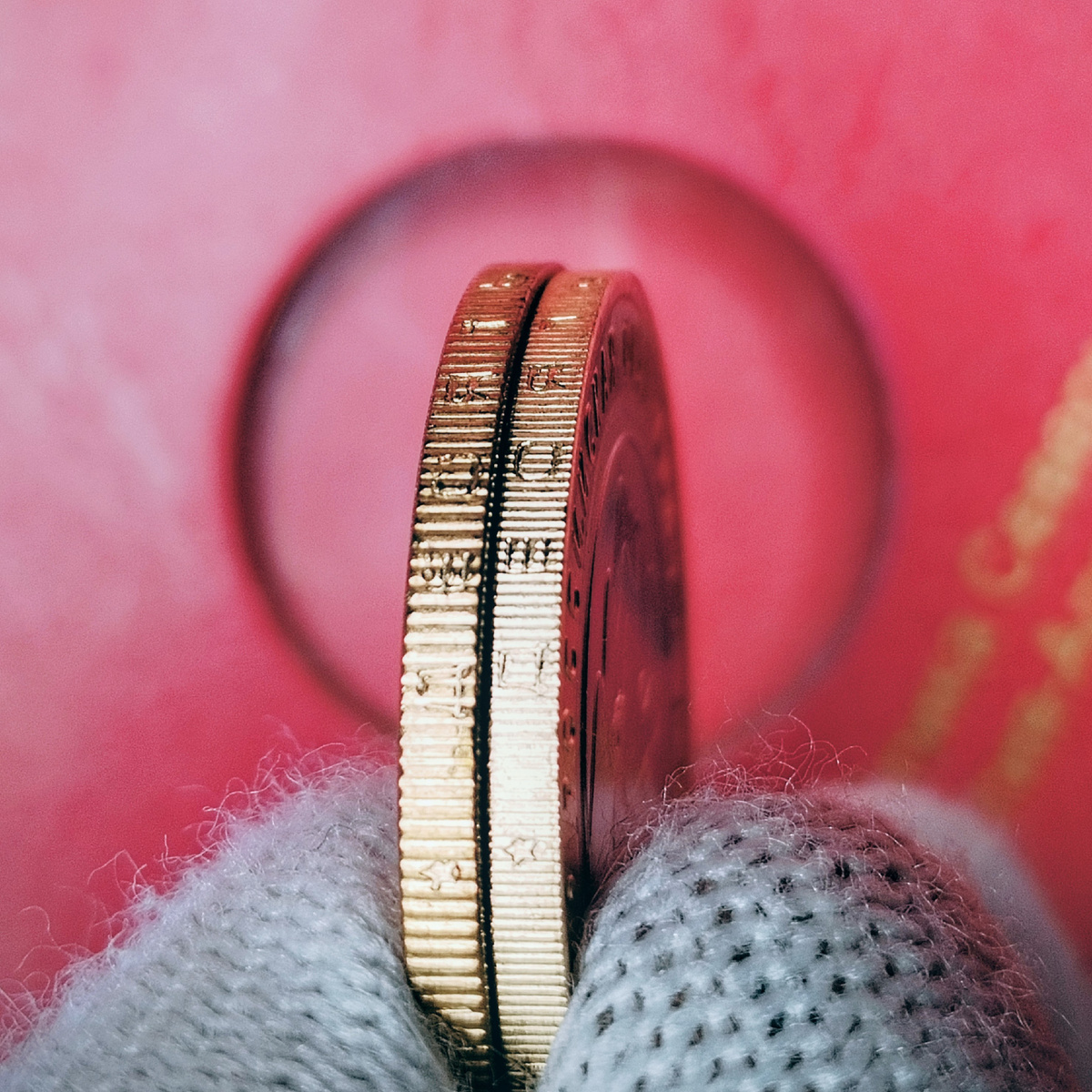 На монете 25 рублей Сочи 180 рифлений, а на 10 рублей  Алания 300 рифлений