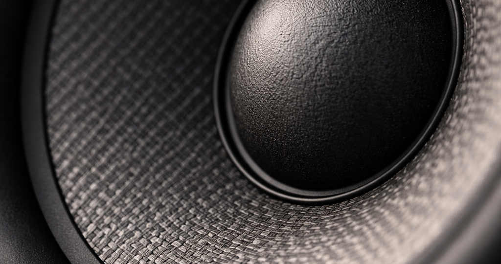 Почему маленький динамик звучит громко