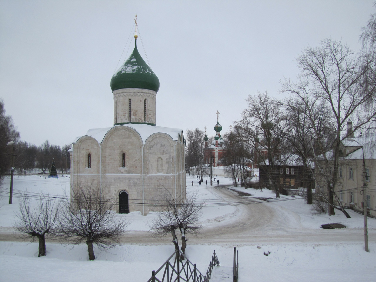 Спасо-Преображенский собор на Красной площади,  является одной из древнейших (1152-1157) каменных построек центра России.