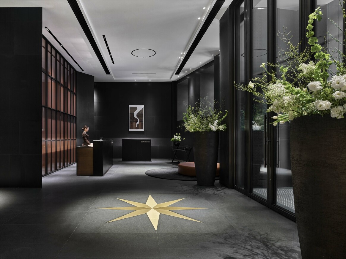 Символ отеля - восьмиконечная звезда, символизирующая стороны света