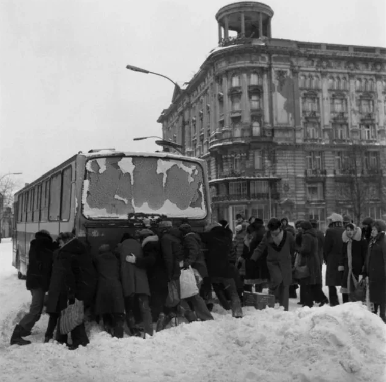 Пассажиры помогают вытолкнуть городской автобус из сугроба. Фото А. Рыбчинского